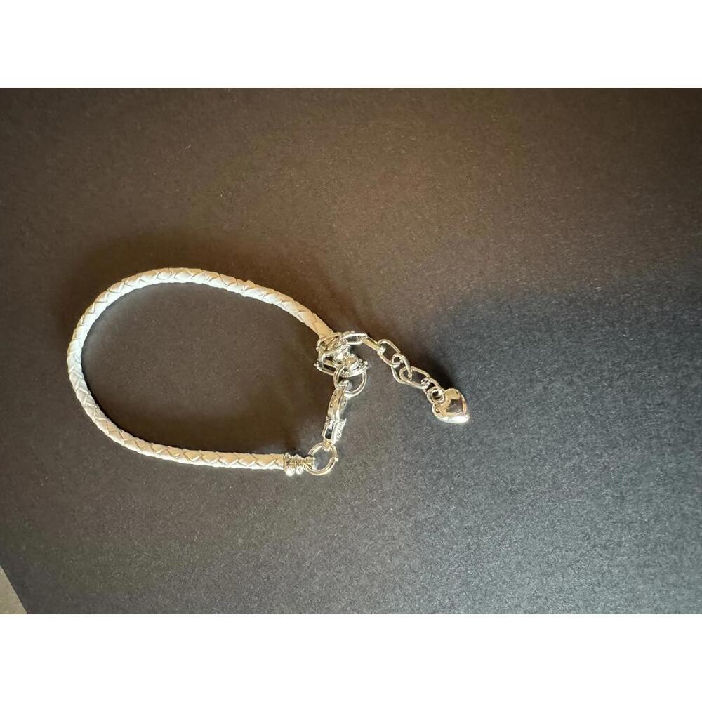 Stylish White Braided Leather Bracelet with Silver Accents j339